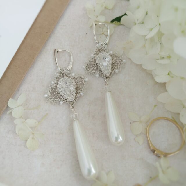 kolczyki na ślub z długimi perłami delikatnie i iskrzacymi kryształami